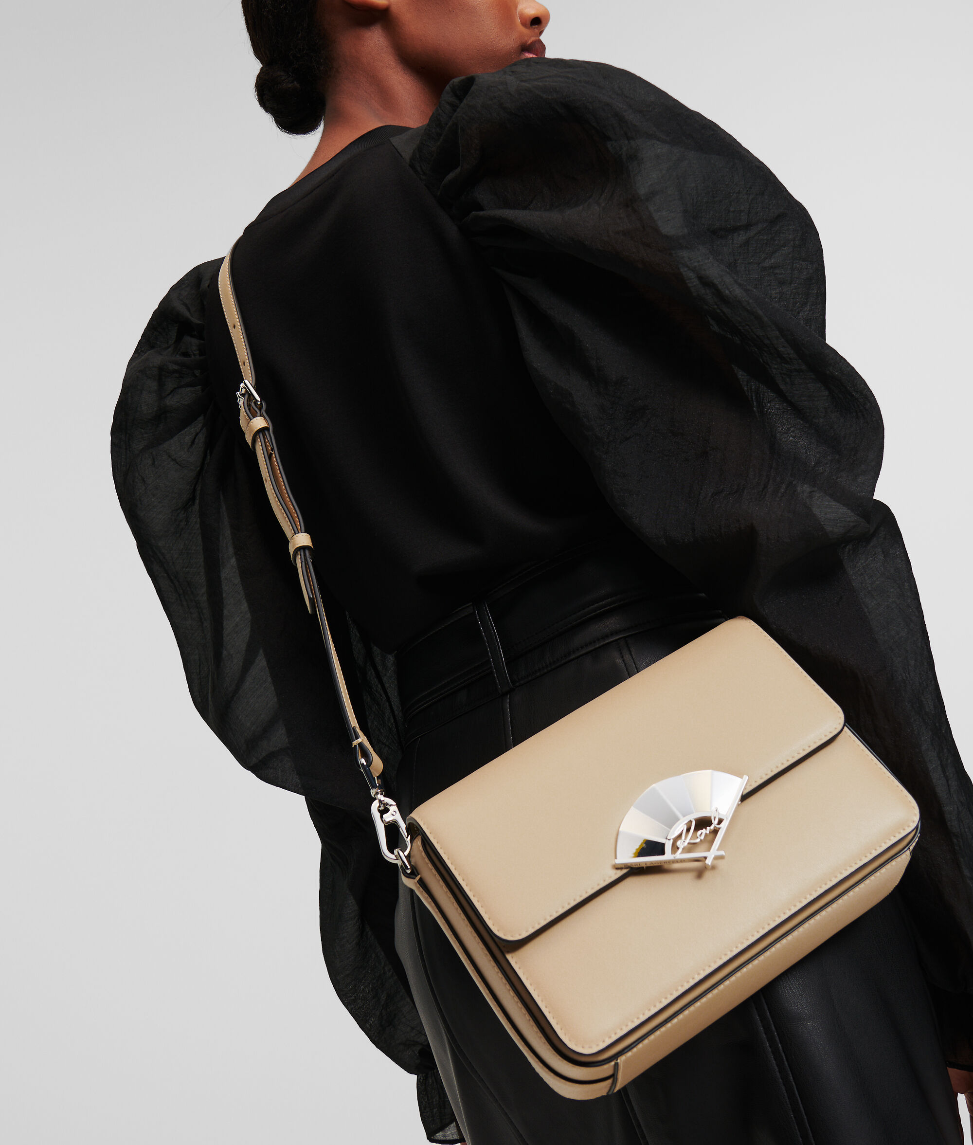 (image for) Pleasant K/SIGNATURE FAN MEDIUM CROSSBODY BAG